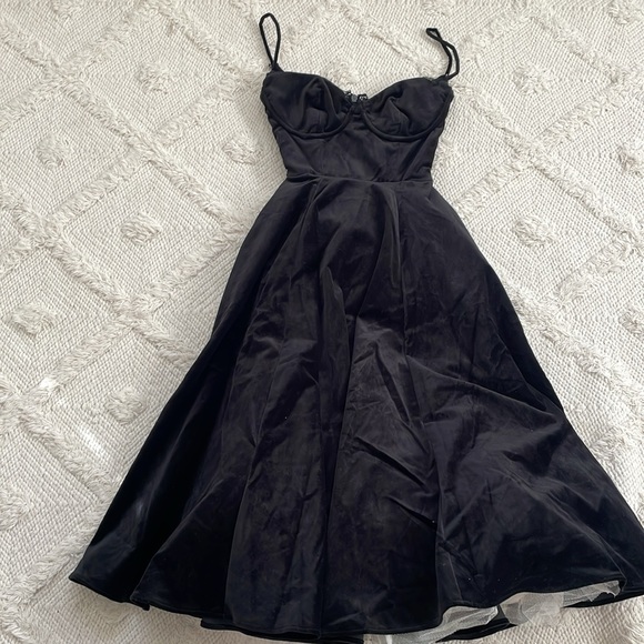 House Of CB Mademoiselle Velvet Midi Dress - Picture 4 of 5